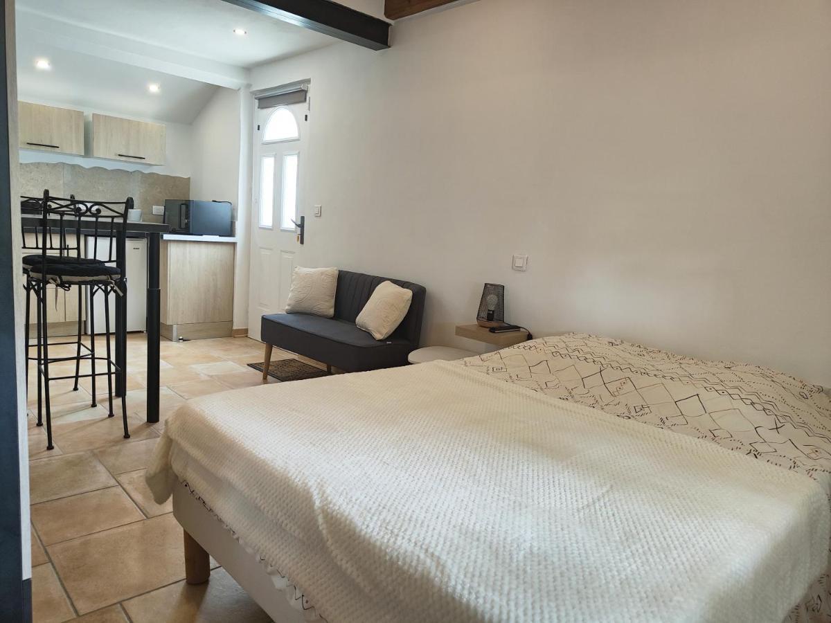 Studio Au Calme Avec Piscine Et Toutes Les Commodites Necessaires Le Thor Exterior foto